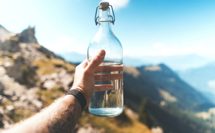 Bébete la botella entera. 1 Botella OK 1